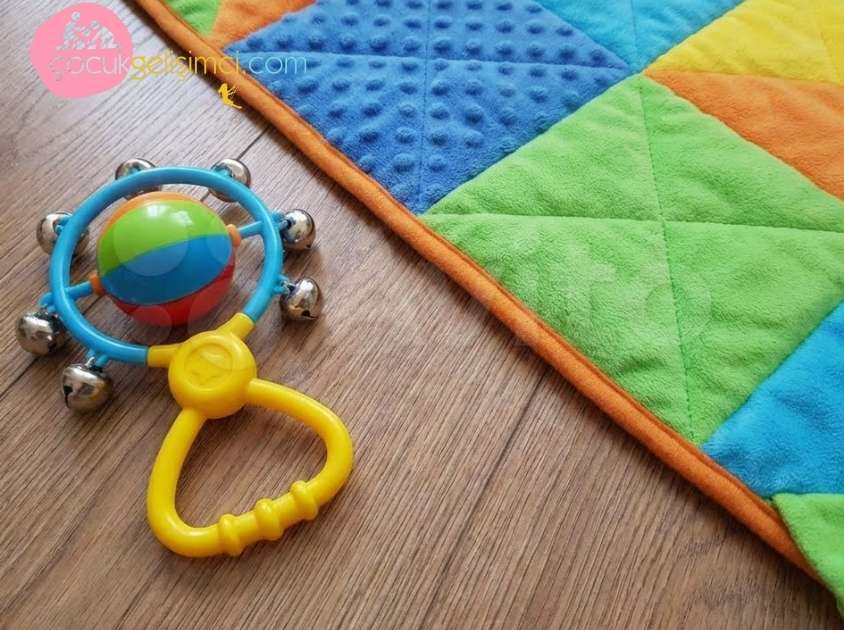 Renkli Çıngırakların Neşeli Saklambacı